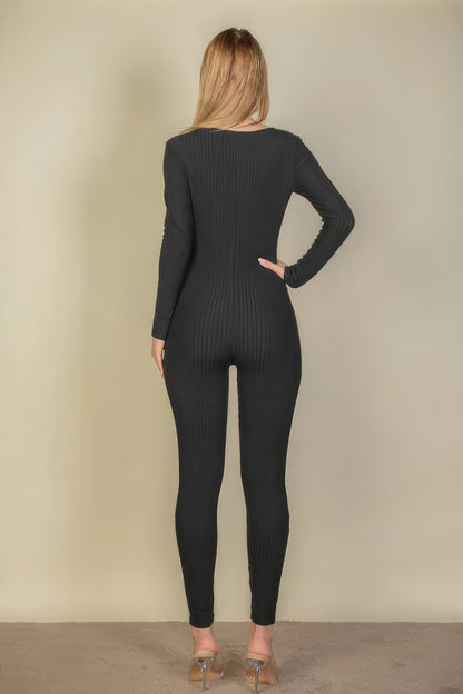 Gerippter Jumpsuit mit U-Ausschnitt und langen Ärmeln