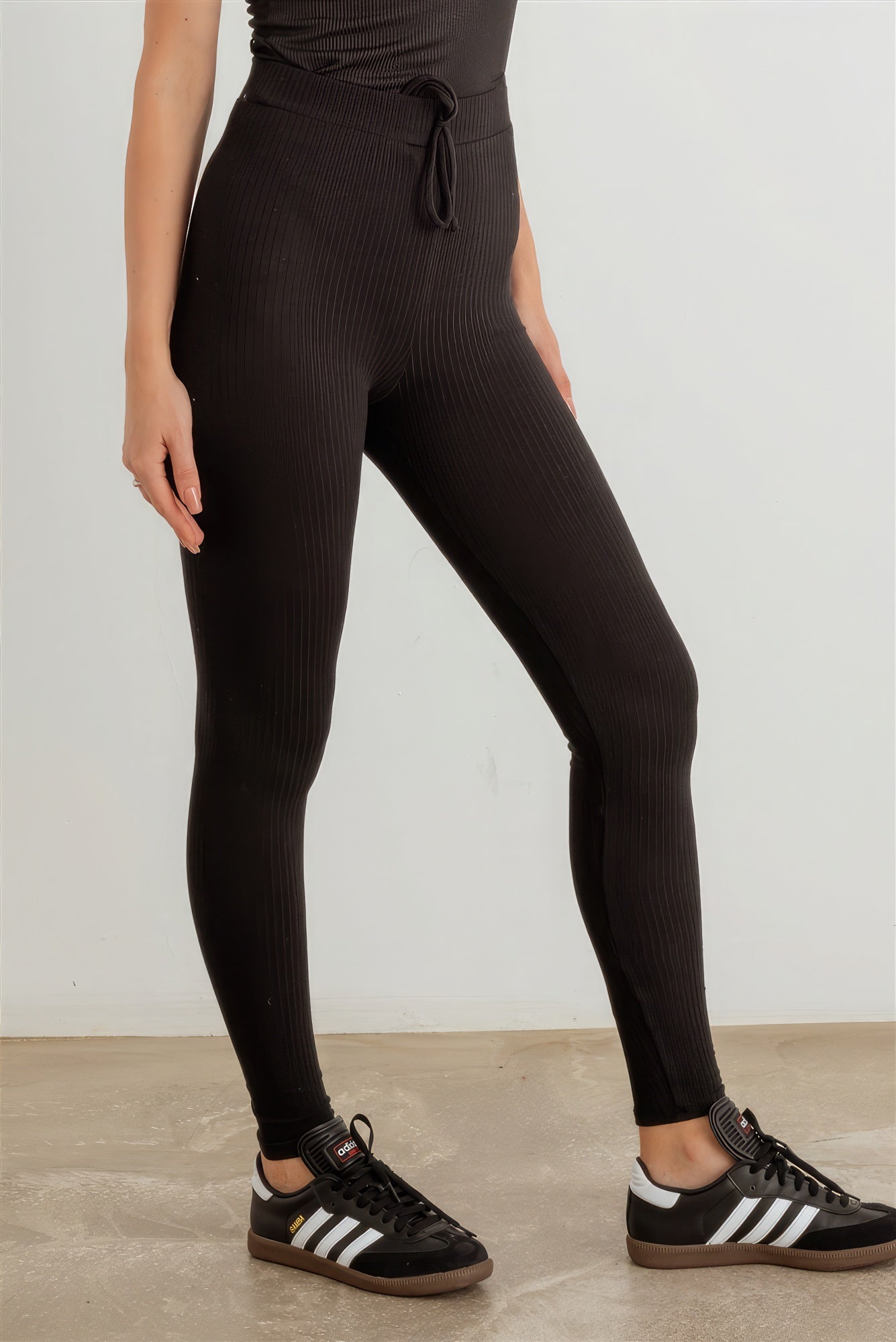 Gerippte Leggings mit hoher Taille und Kordelzug